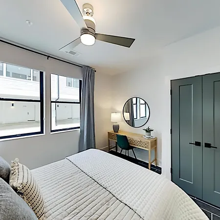 19Th & Wedgewood Apartment
